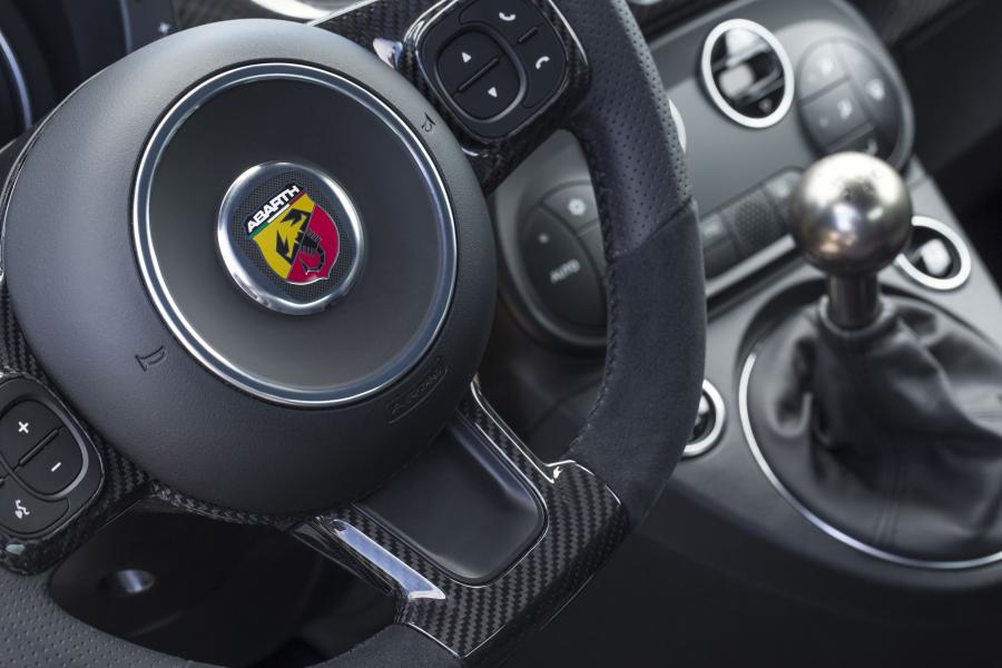 Детали интерьера Abarth 695C XSR Yamaha (312) 2017 года  (фото 15 из 44)